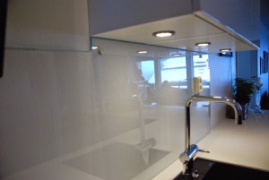 Glassplate over kjøkkenbenk