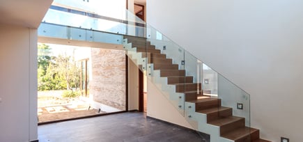 Med rekkverk i glass får du en moderne, tidløs trapp
