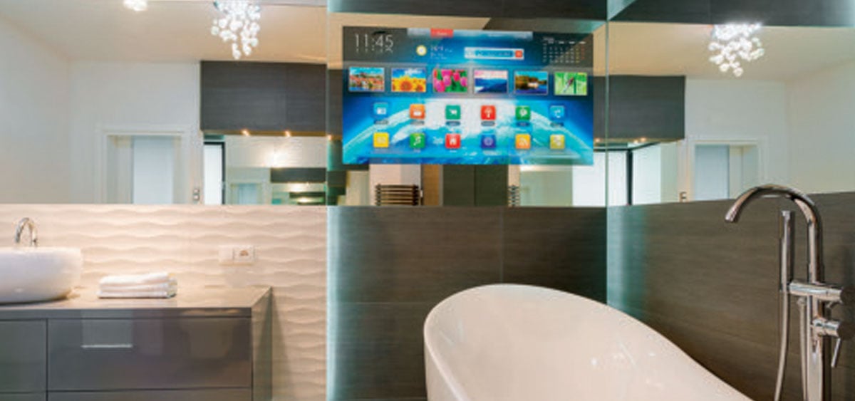 Slik kan du kombinere et speil med TV på badet