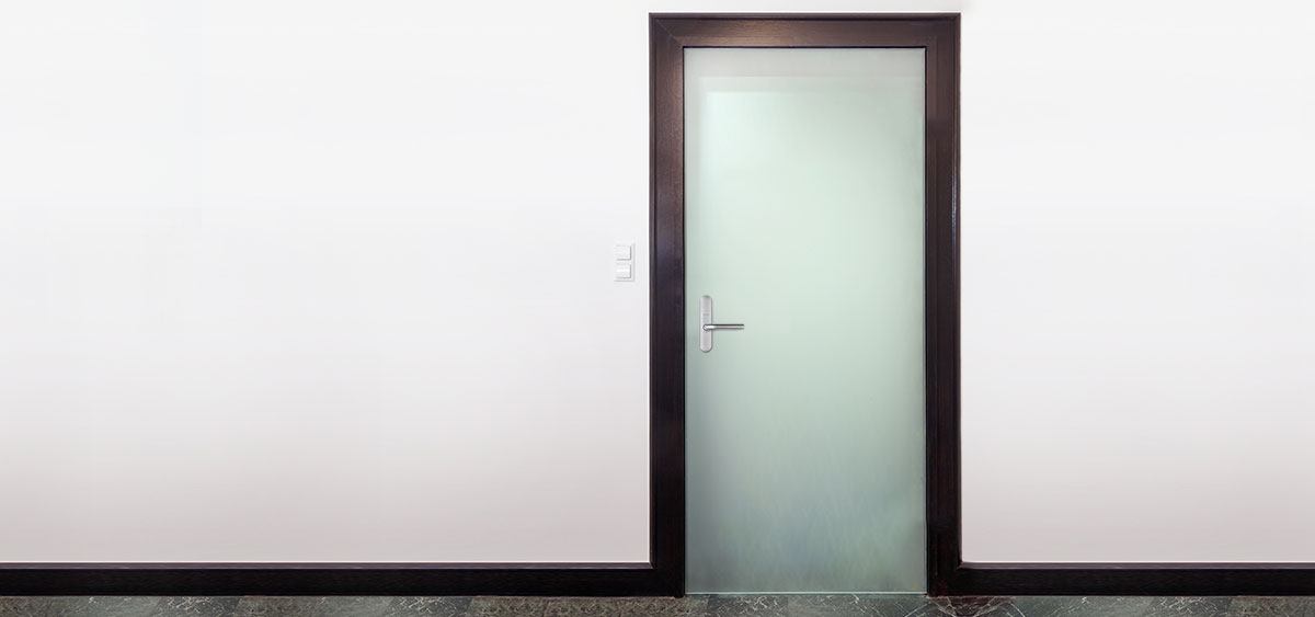 Baderomsdør i glass – åpent, men privat