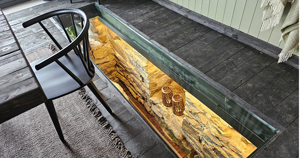 Glass i gulv og glasssrekkverk på hems